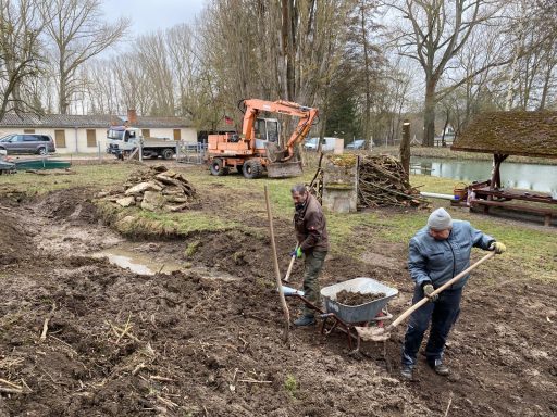 Arbeiter im Freien mit Schaufeln und einer Schubkarre, Bauarbeiten in einer Waldlandschaft.